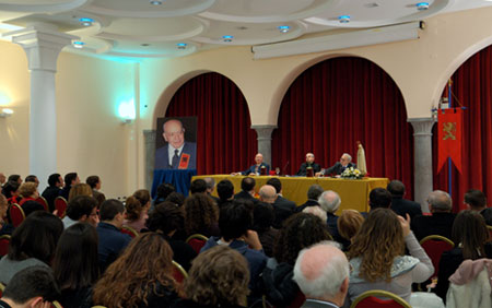 I conferenzieri affiancati dalla fotografia del Fondatore e dallo Stendardo della TFP