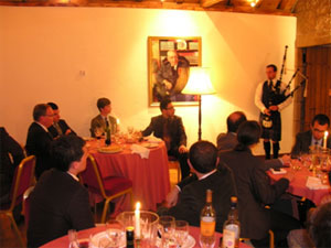 Cena finale: il suonatore di cornamusa introduce lo haggins, piatto tipico scozzese