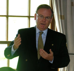 Il Sig. Julio Loredo, presidente della TFP in Italia, introduce il tema dell'Accademia